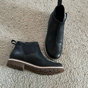 Chaco women’s black Chelsea boots. Size 8. Black color.
